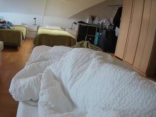 Ce modèle est en direct maintenant. voyeurcam-julmodels-bed-1