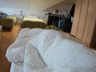 Эта модель сейчас онлайн. voyeurcam-julmodels-bed-1