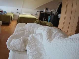 Mẫu này đang trực tiếp. voyeurcam-julmodels-bed-1