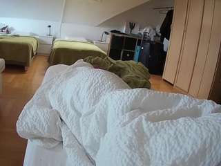 voyeurcam-julmodels-bed-1