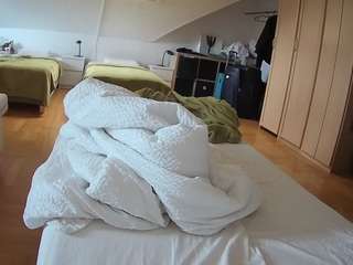 यह मॉडल अभी लाइव है. voyeurcam-julmodels-bed-1