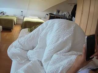 该模特正在直播。 voyeurcam-julmodels-bed-1
