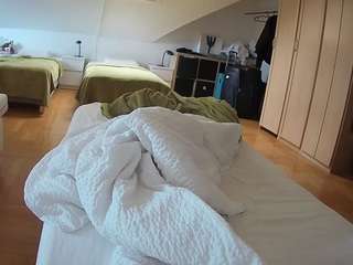 该模特正在直播。 voyeurcam-julmodels-bed-1