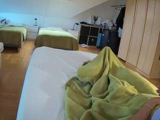 Este modelo está ao vivo agora. voyeurcam-julmodels-bed-1