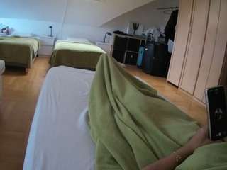 Este modelo está ao vivo agora. voyeurcam-julmodels-bed-1