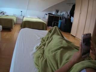Ce modèle est en direct maintenant. voyeurcam-julmodels-bed-1