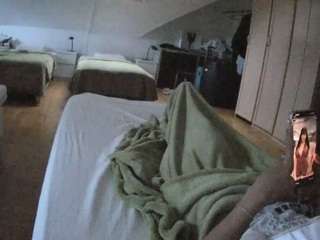 Model ini sedang live sekarang. voyeurcam-julmodels-bed-1