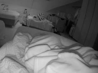 voyeurcam-julmodels-bed-1