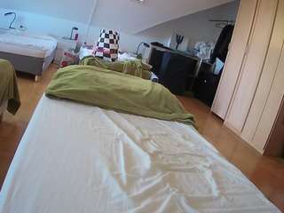 voyeurcam-julmodels-bed-1