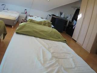 voyeurcam-julmodels-bed-1