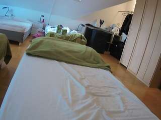 voyeurcam-julmodels-bed-1