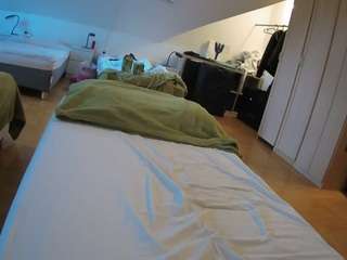 voyeurcam-julmodels-bed-1