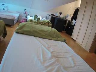 voyeurcam-julmodels-bed-1