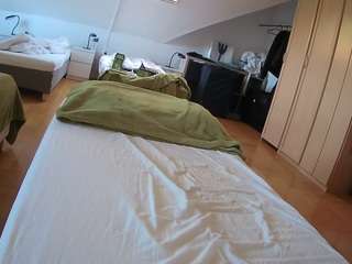 voyeurcam-julmodels-bed-1