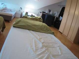 voyeurcam-julmodels-bed-1