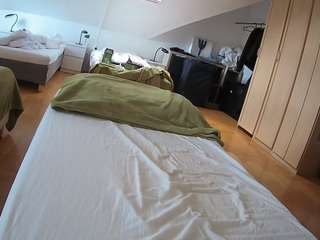 voyeurcam-julmodels-bed-1