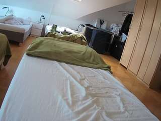 voyeurcam-julmodels-bed-1