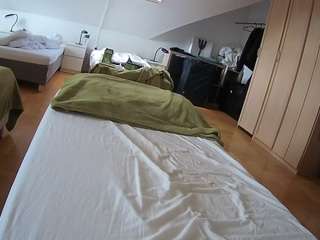 voyeurcam-julmodels-bed-1