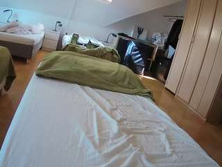 voyeurcam-julmodels-bed-1