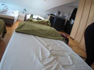 voyeurcam-julmodels-bed-1
