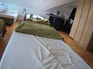 voyeurcam-julmodels-bed-1