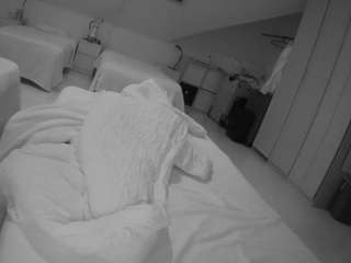 voyeurcam-julmodels-bed-1