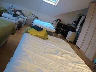 voyeurcam-julmodels-bed-1