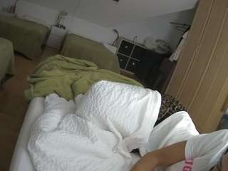 voyeurcam-julmodels-bed-1