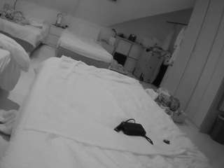 voyeurcam-julmodels-bed-1