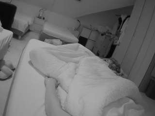 voyeurcam-julmodels-bed-1