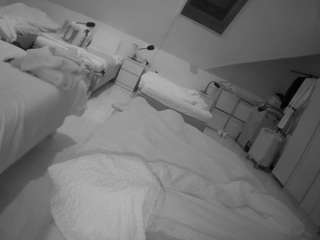 voyeurcam-julmodels-bed-1