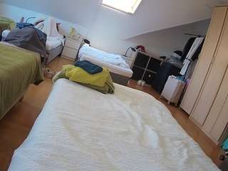 voyeurcam-julmodels-bed-1
