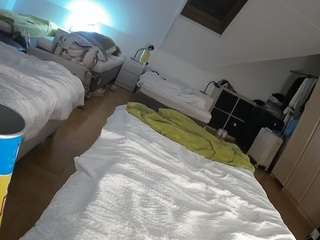 voyeurcam-julmodels-bed-1