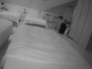 voyeurcam-julmodels-bed-1