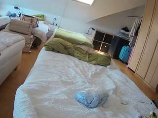 voyeurcam-julmodels-bed-1