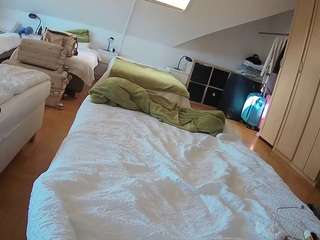 voyeurcam-julmodels-bed-1