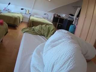 voyeurcam-julmodels-bed-1