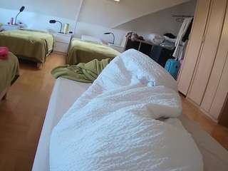 voyeurcam-julmodels-bed-1