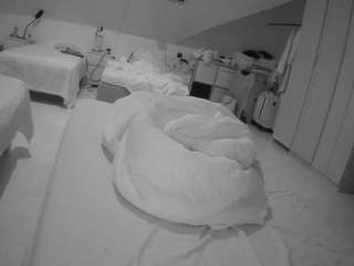 voyeurcam-julmodels-bed-1