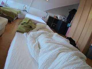 voyeurcam-julmodels-bed-1