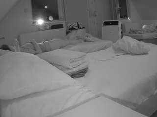 Hot Naked Models camsoda voyeurcam-julmodels-bed-2