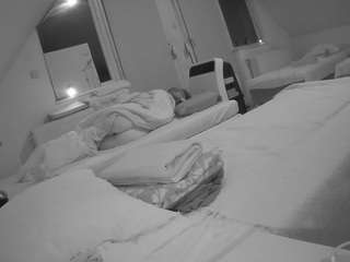 Vojeur House camsoda voyeurcam-julmodels-bed-2