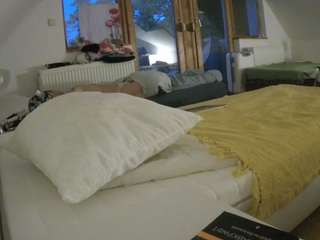 Live Voyeur House camsoda voyeurcam-julmodels-bed-2