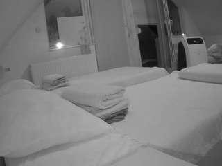 Voyour House camsoda voyeurcam-julmodels-bed-2