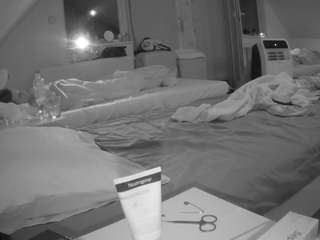 Voyeur Live House camsoda voyeurcam-julmodels-bed-2