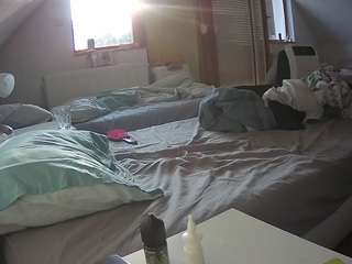 Heele camsoda voyeurcam-julmodels-bed-2