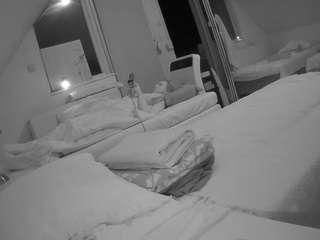 Vorjeur House camsoda voyeurcam-julmodels-bed-2