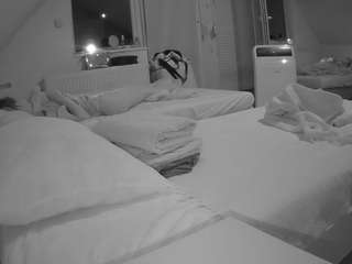 Voyoere House camsoda voyeurcam-julmodels-bed-2