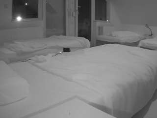 voyeurcam-julmodels-bed-2 webcam model