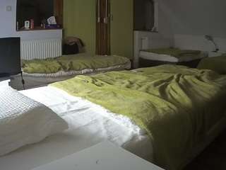 voyeurcam-julmodels-bed-2